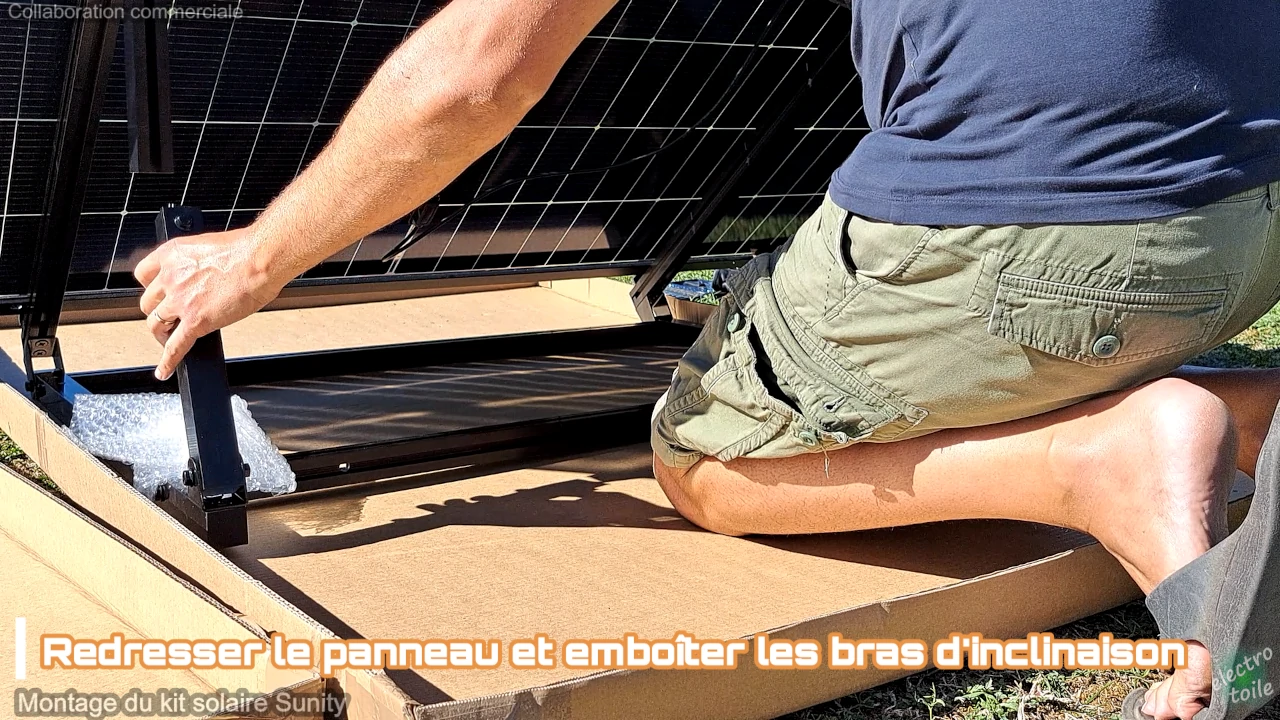 emboîtez les bras de la structure métallique permettant l'inclinaison du panneau solaire Sunity