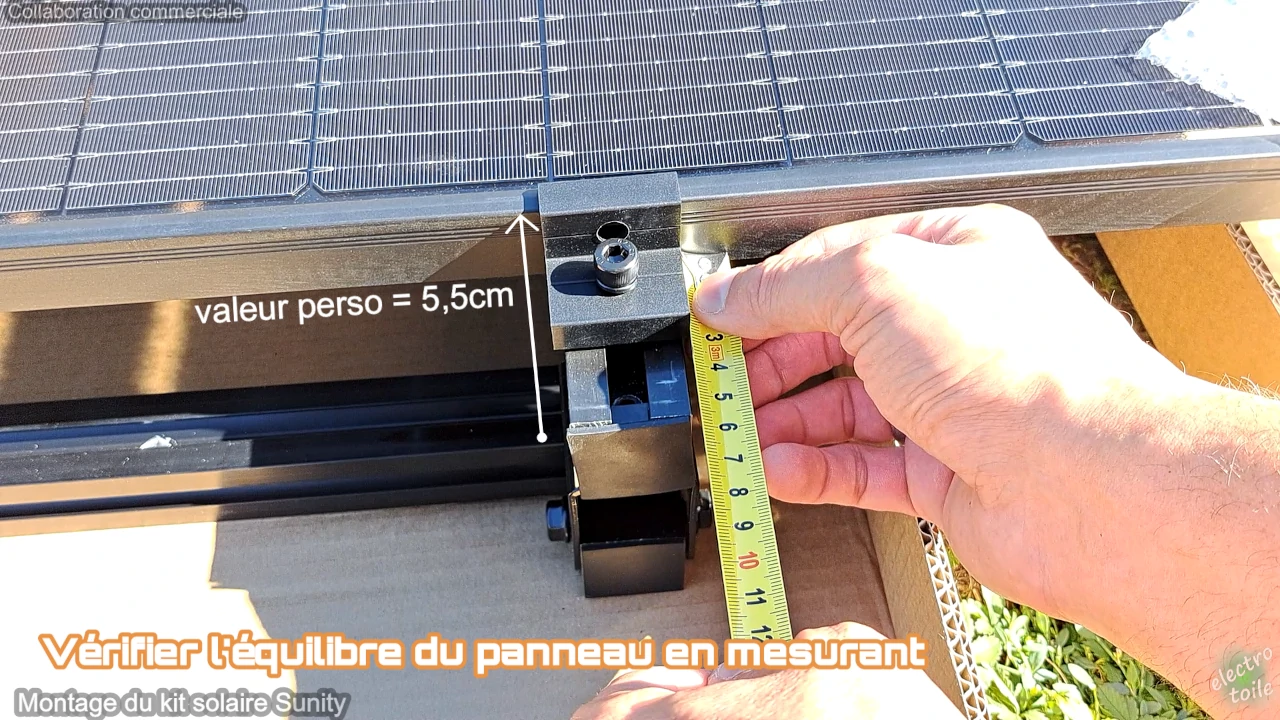 Assurez-vous que le panneau solaire soit bien centré sur la structure métallique