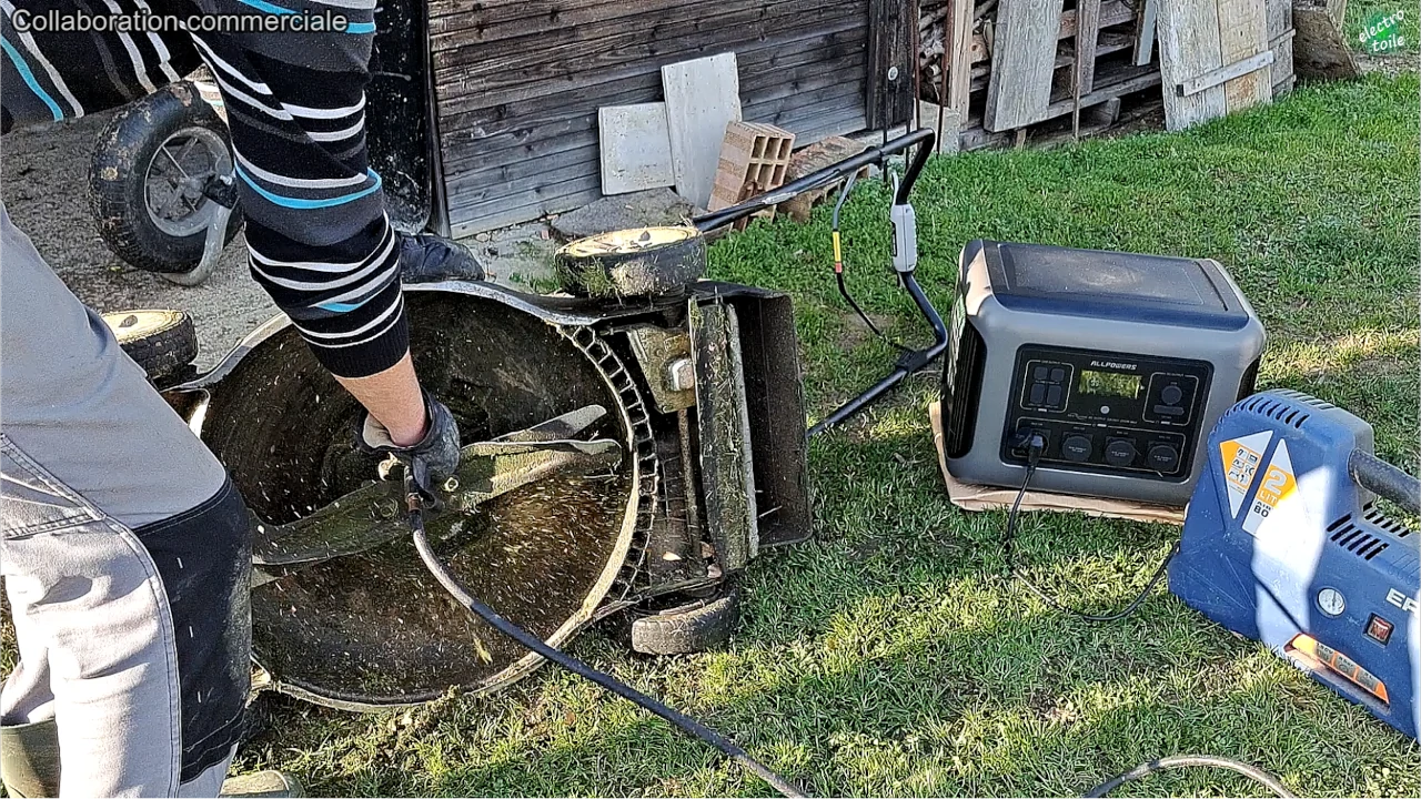 alimenter un compresseur avec la station d'énergie R2500 allpowers