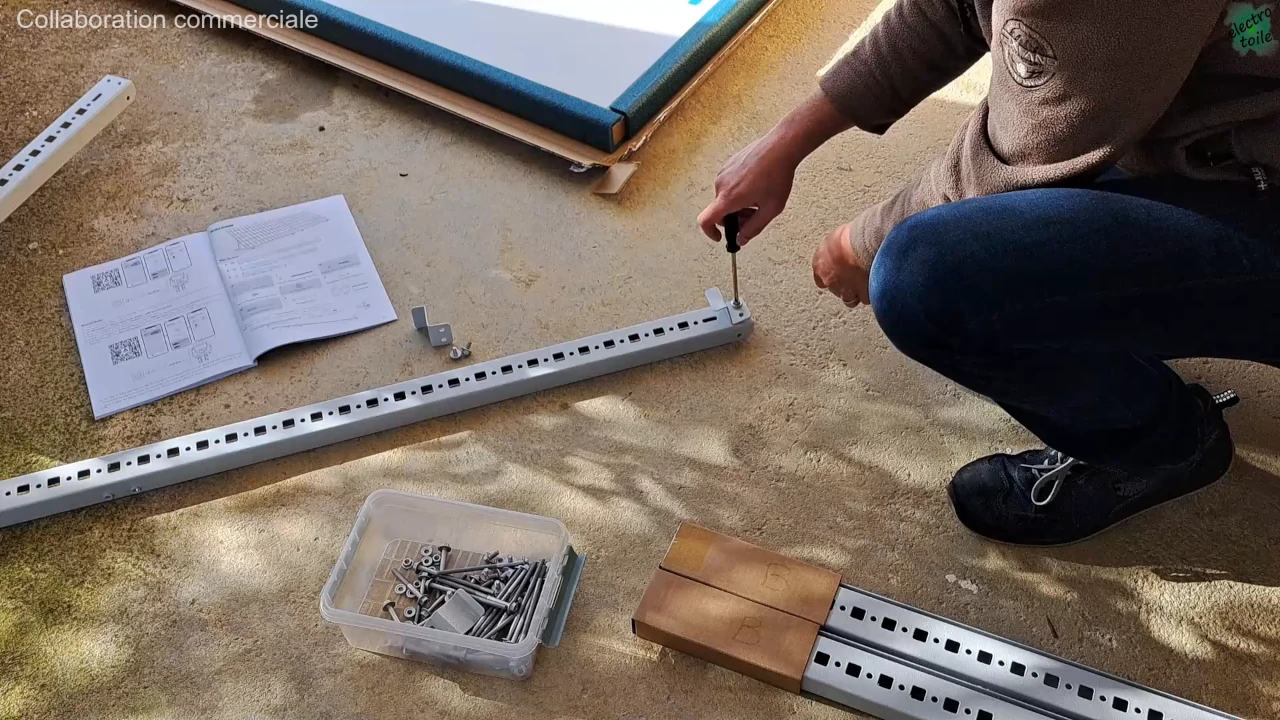 assemblage de la structure metallique du kit solaire Anker SOLIX