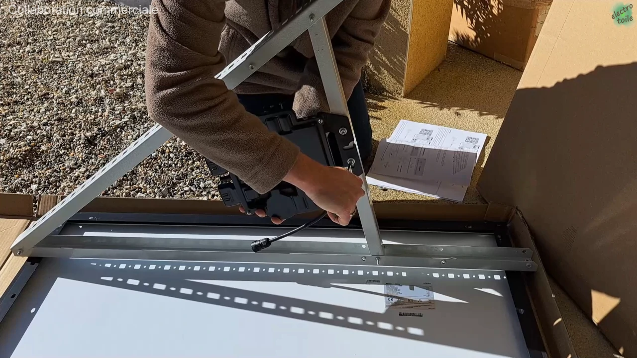 pose du micro-onduleur sur la panneau solaire