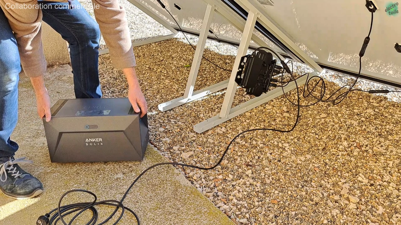 installation de la batterie solarbank sur le kit solaire anker solix