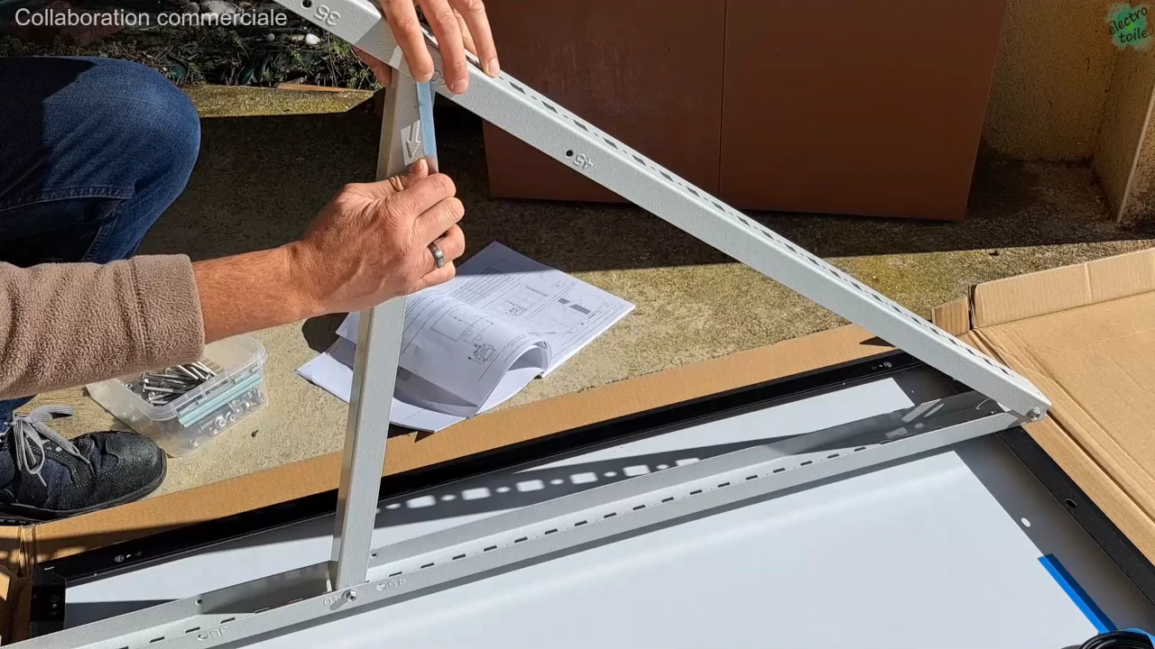 réglage de l'inclinaison du kit solaire Anker SOLIX pour une pose au sol