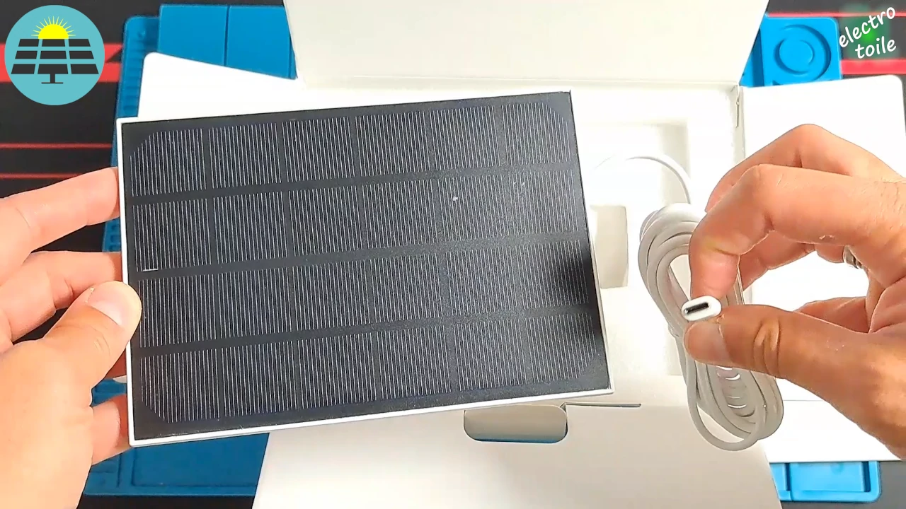 le câble de recharge solaire est relié à la caméra