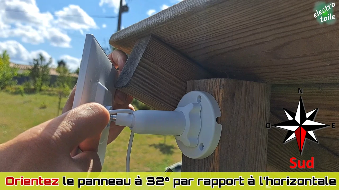 une orientation optimale du panneau photovoltaïque permettra de recharge bien la caméra de surveillance