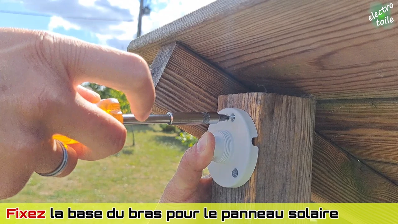 pose du panneau photovoltaïque pour caméra solaire
