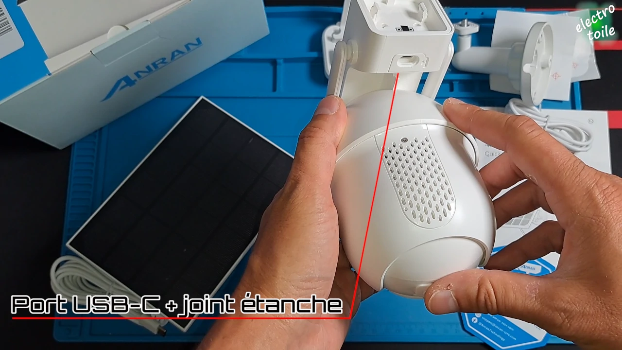 la recharge solaire de la caméra se fait via le port USB-C