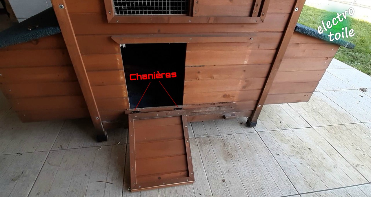 Fabrication d'une porte pont-levis pour poulailler avec charnière et corde