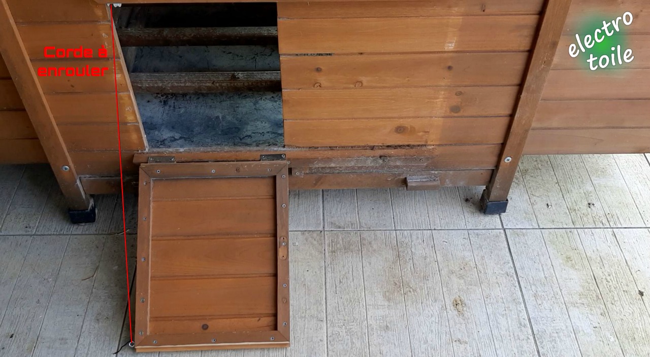 Corde à enrouler pour ouvrir et fermer la porte du poulailler
