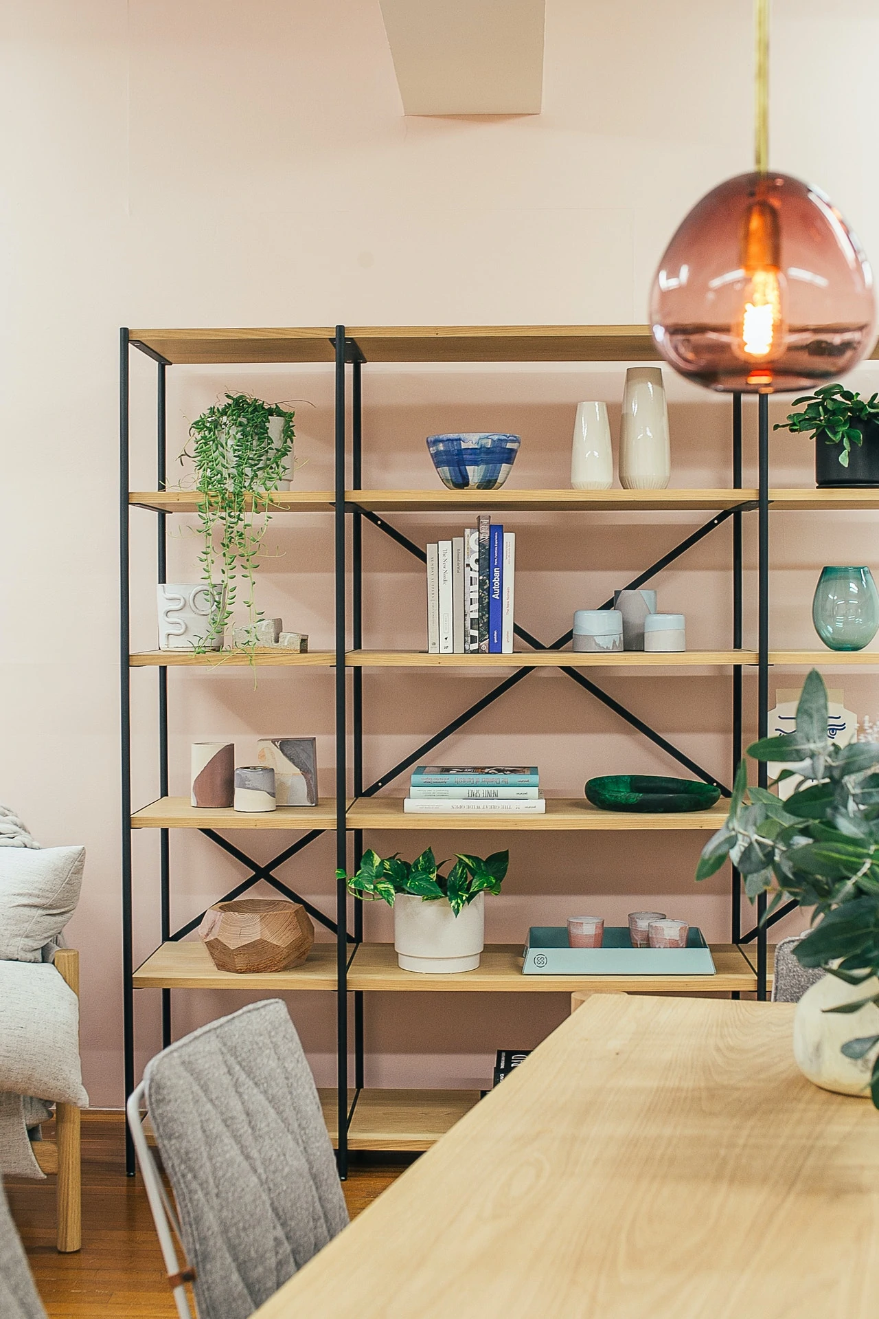 une étagère dans le salon ?