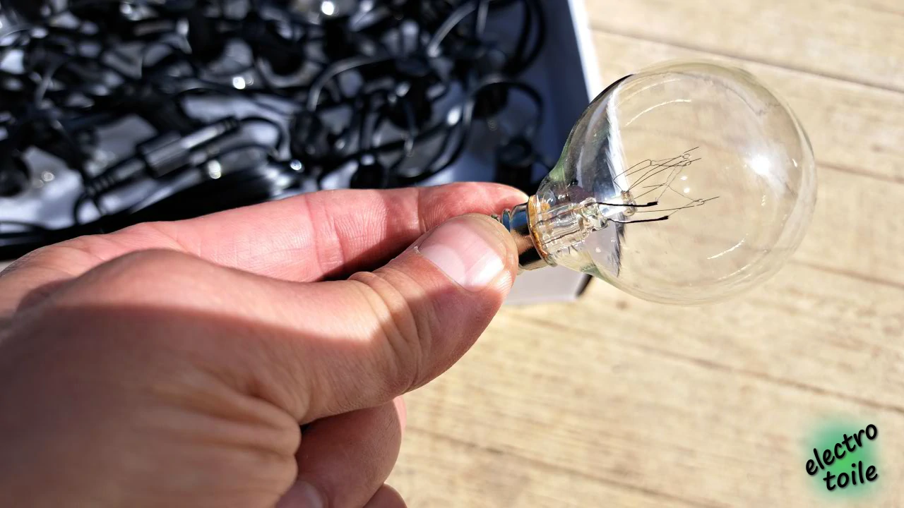 la guirlande est équipée de 30 ampoules à filaments