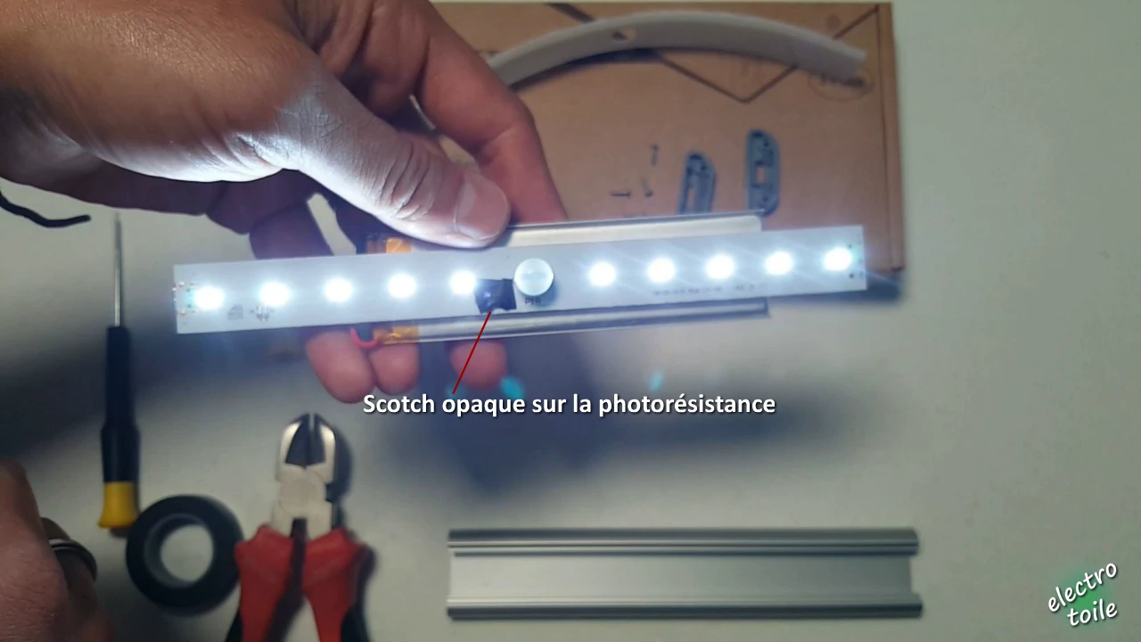 on active en permanence la détection de mouvement en cachant la cellule photorésistance