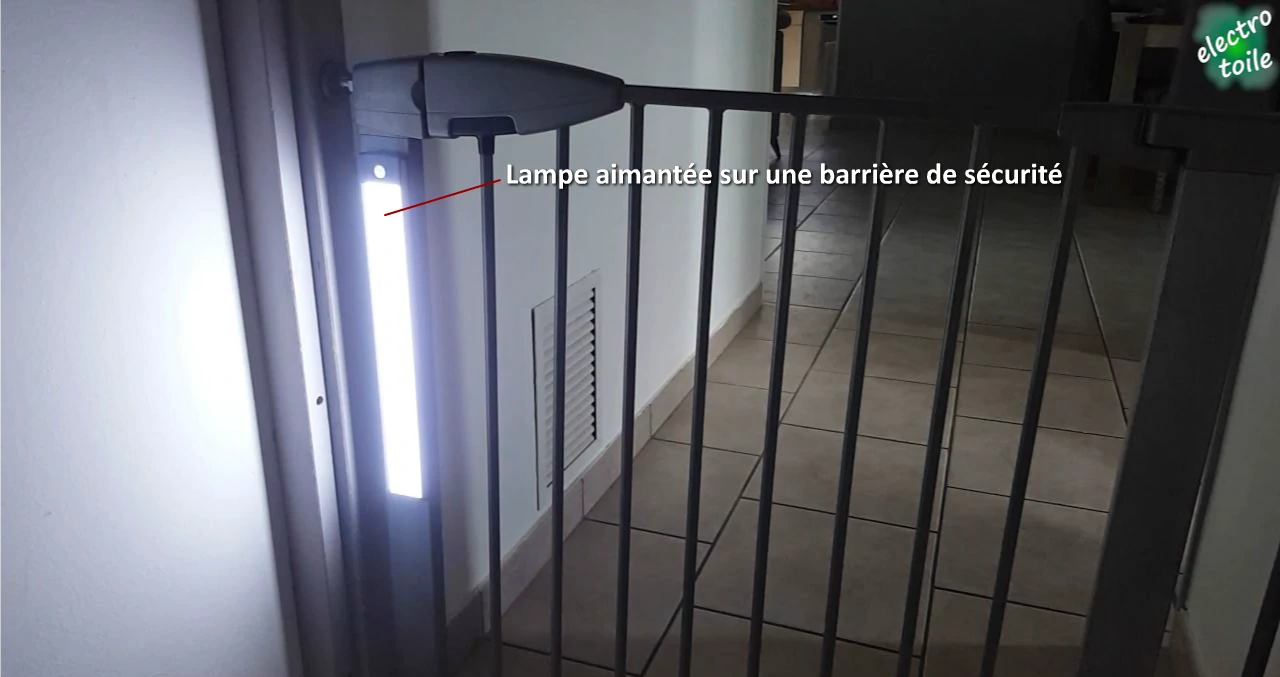 fixation de la lampe sans fil sur une barrière de sécurité avec l'aimant