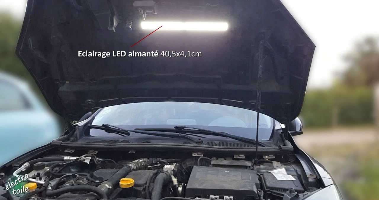 éclairer la partie moteur d'une voiture en fixant la lampe sans fil sur le capot