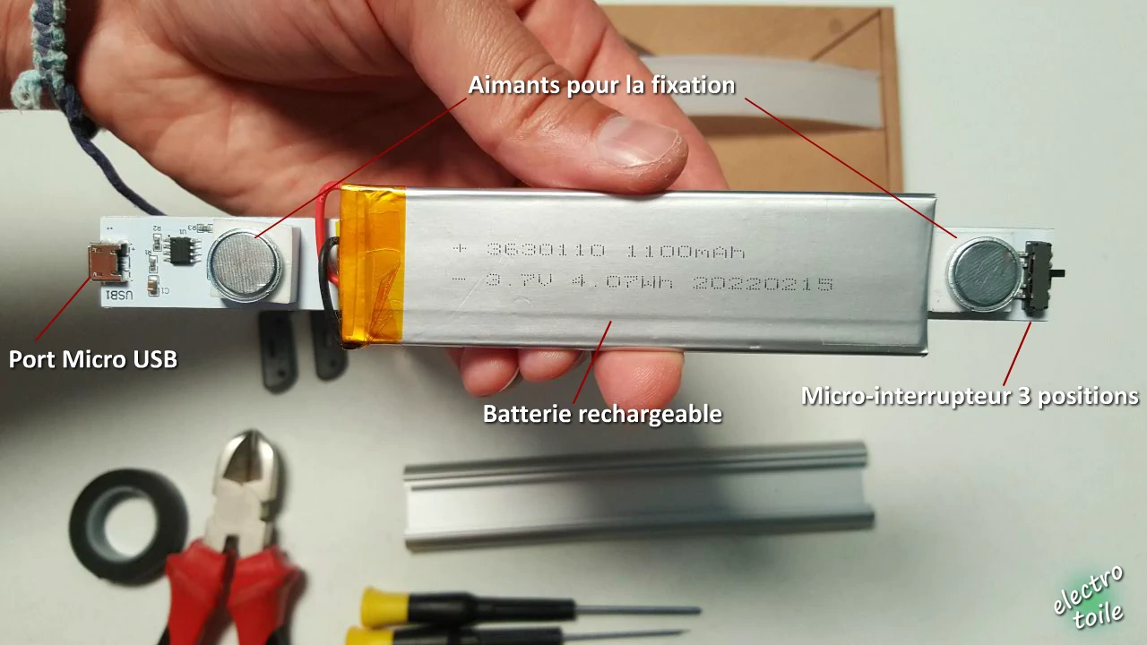 vue à l'intérieur de l'éclairage LED et de sa batterie Lithium