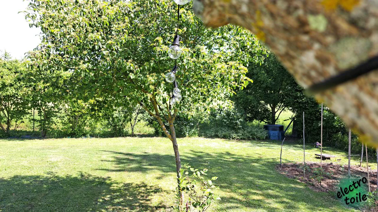 installer guirlande lumineuse entre les arbres du jardin