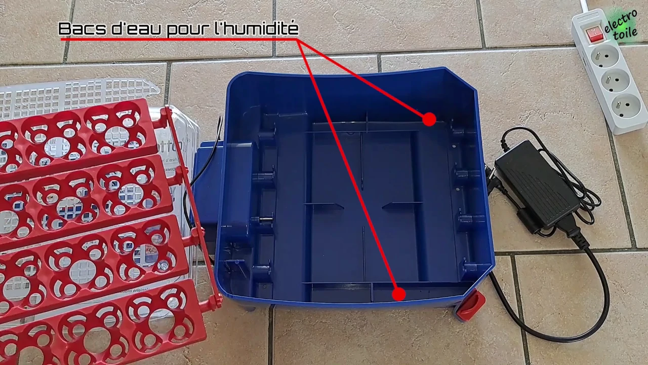 la couveuse intègre deux bacs de remplissage d'eau