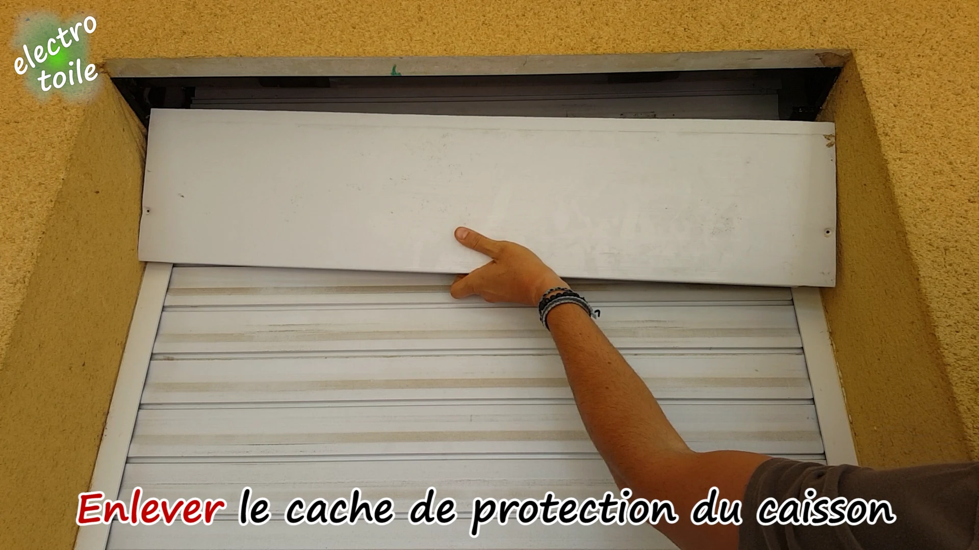 Enlever le cache du caisson du volet roulant