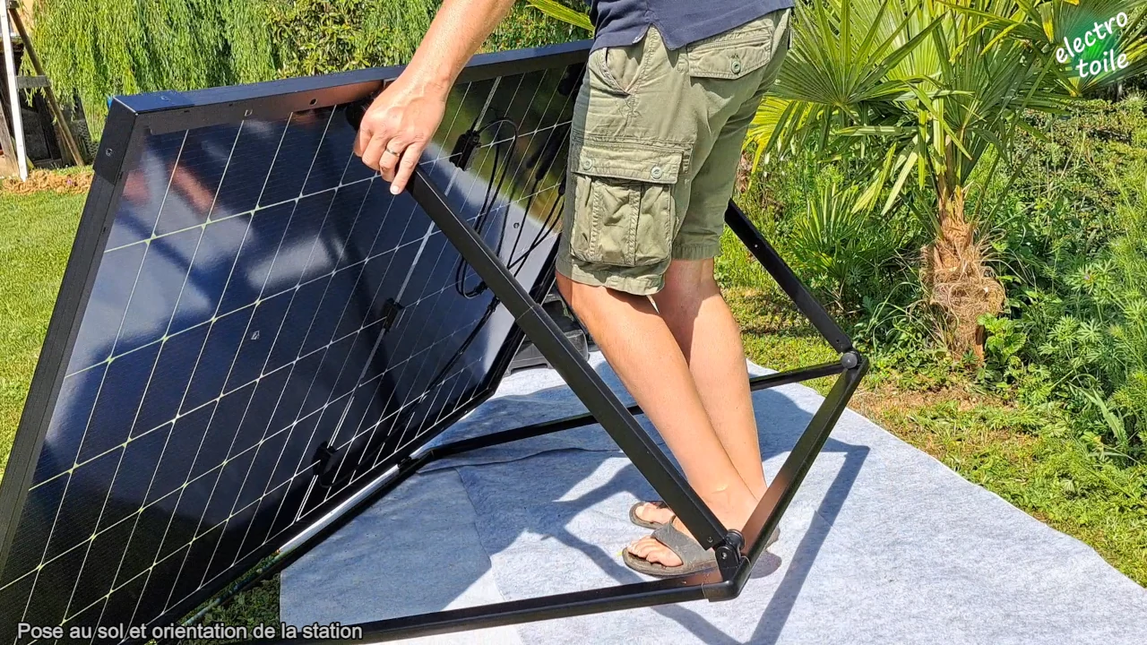 Image d'une personne qui déplace simplement la station solaire pour changer son exposition