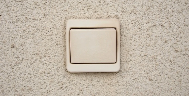 interrupteur encastré sur mur crépis