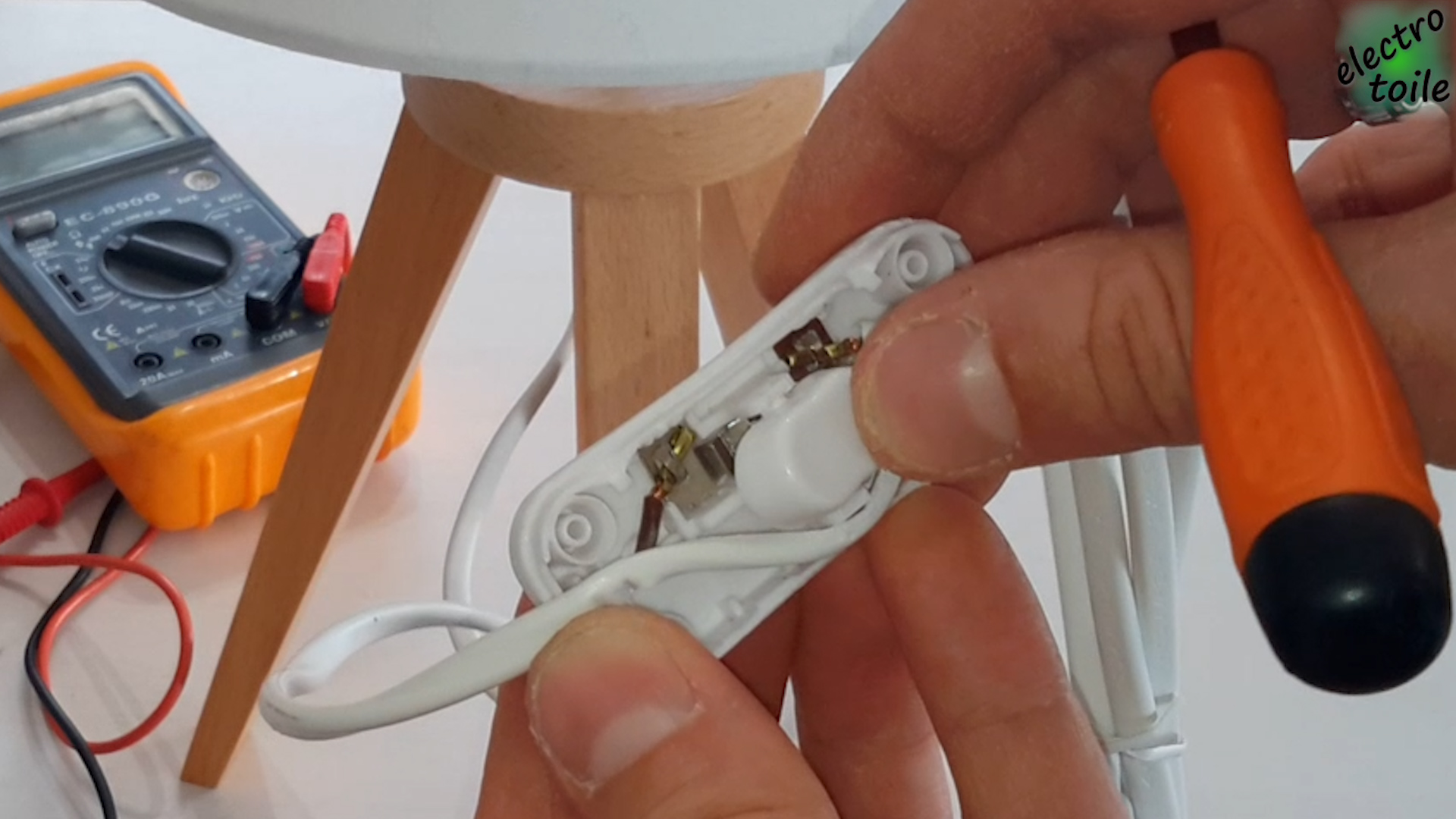 démontage interrupteur de la lampe de chevet
