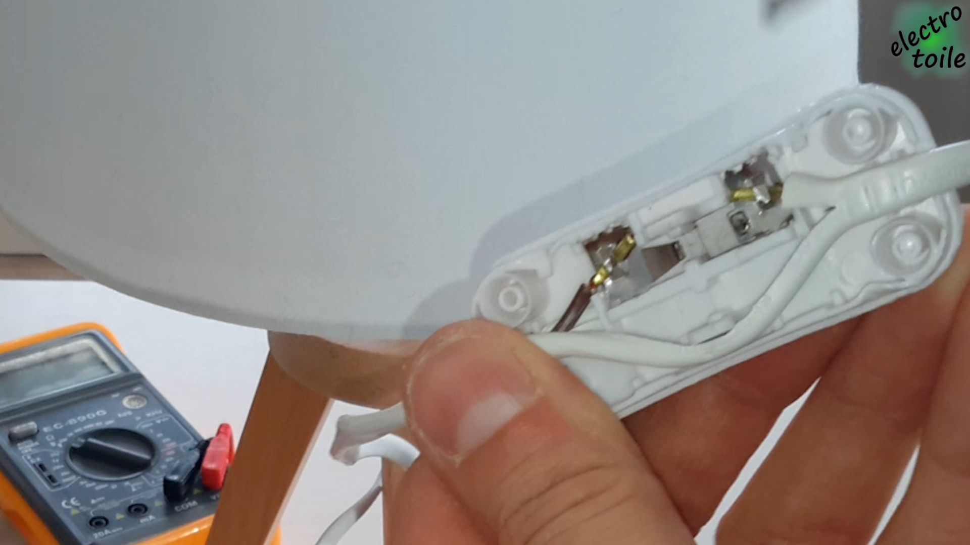 ouverture de l'interrupteur de la lampe de chevet