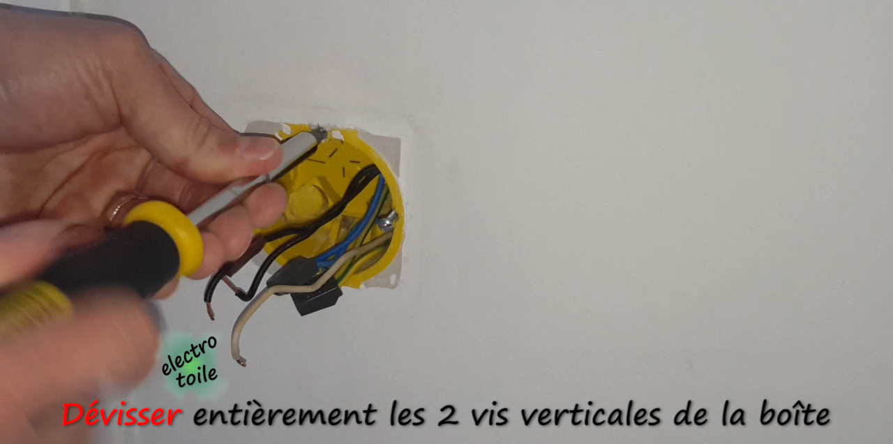 Dévisser les deux vis verticales de la boîte d'encastrement