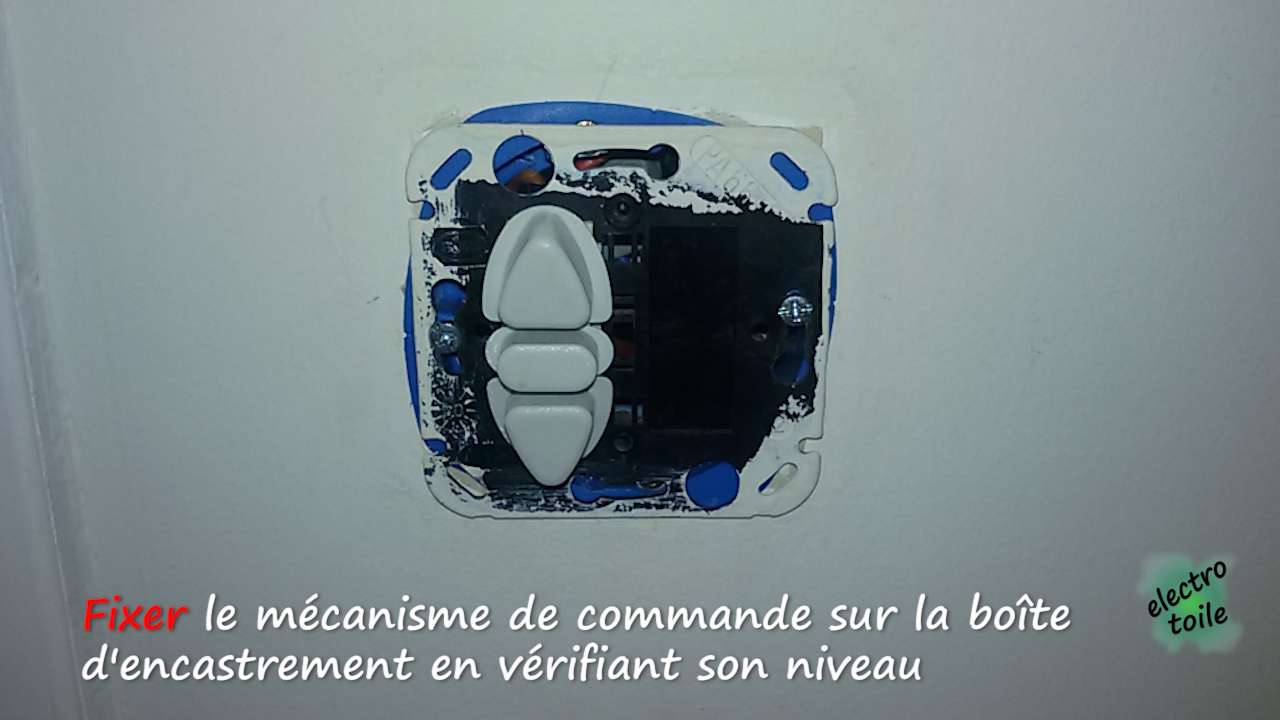 Poser l'appareil de commande sur la boîte d'encastrement