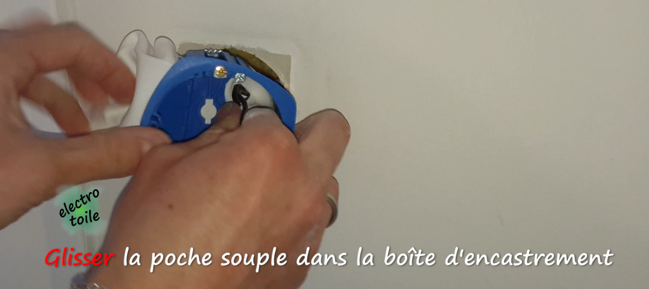 Glisser la poche souple dans la boîte d'encastrement