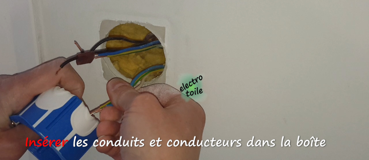 Insérer les conduits et les conducteurs dans la boîte d'encastrement