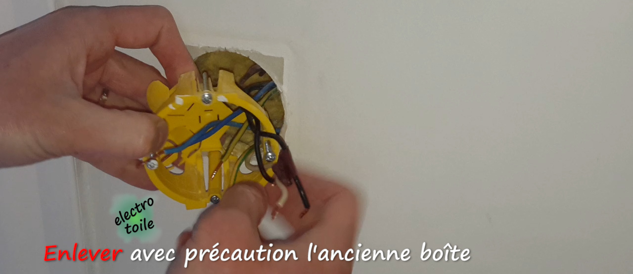 Retirer avec précaution l'ancienne boîte d'encastrement
