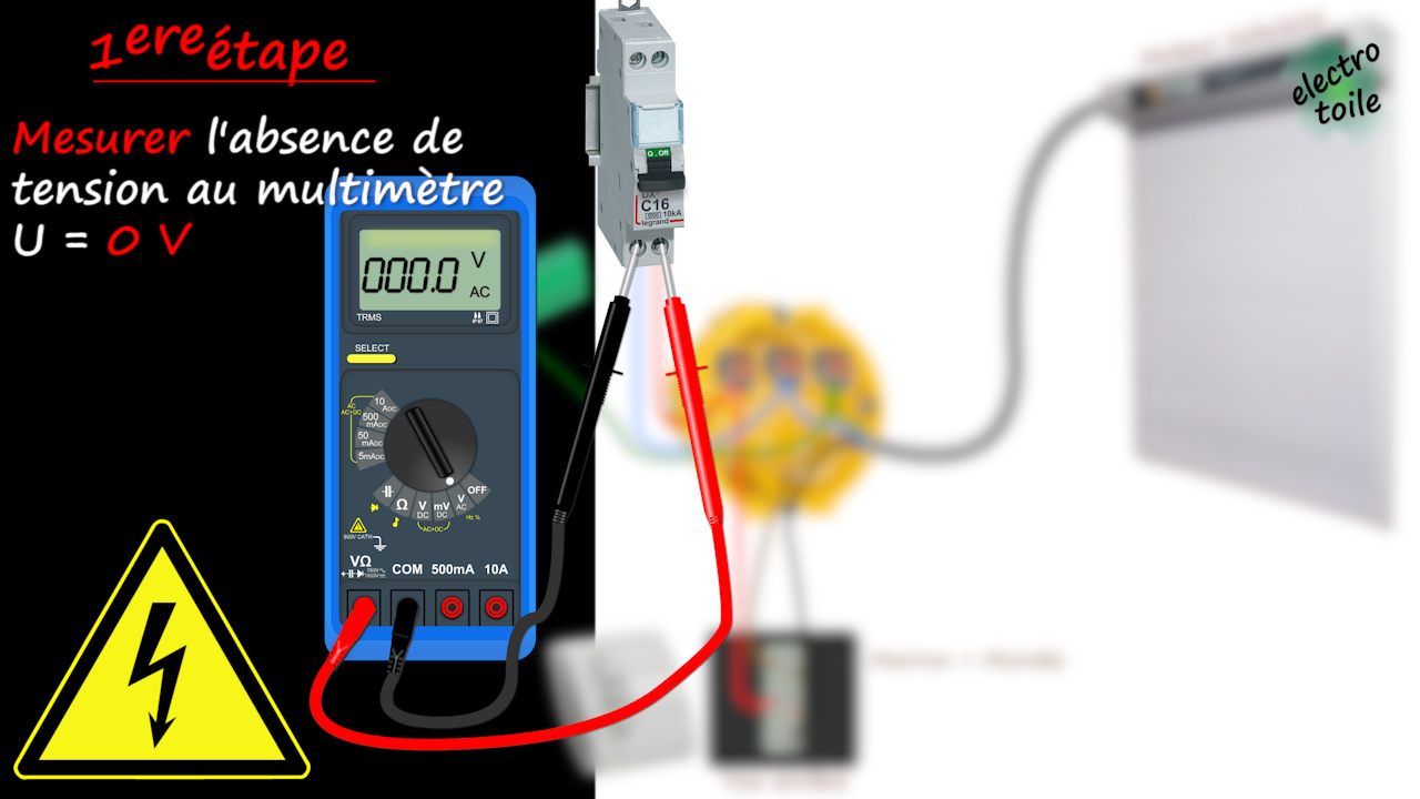 Vérification de l'absence de tension sur le disjoncteur avec un voltmètre
