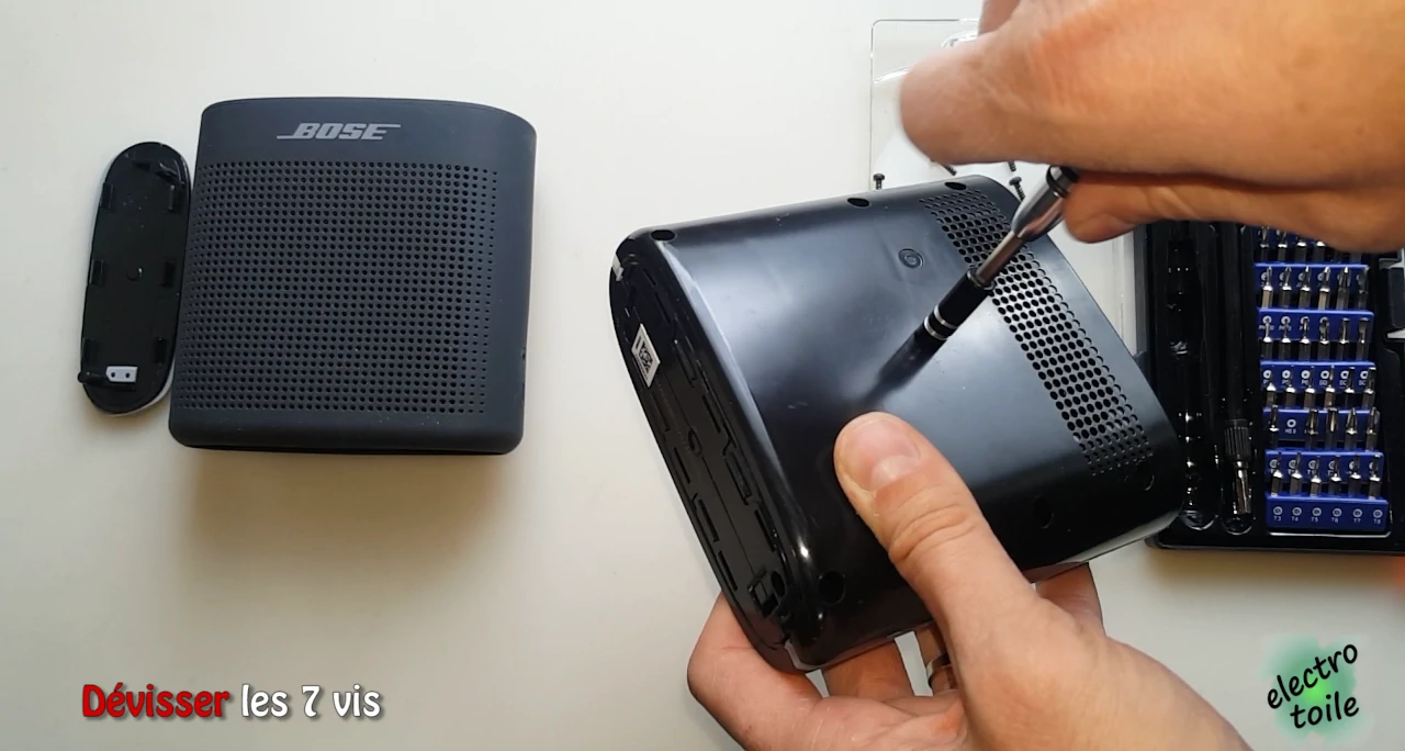 dévisser les 7 vis torx T10 pour démonter l'enceinte soundlink color II
