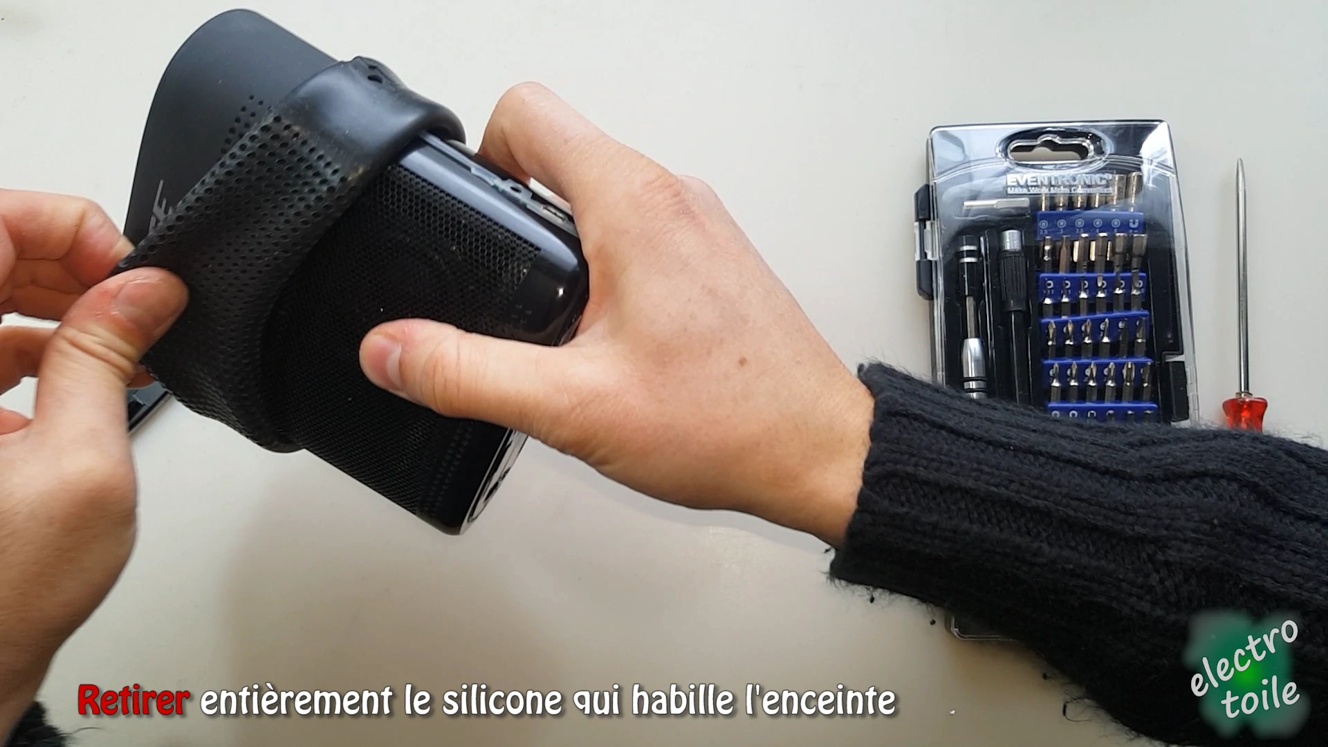 retirer entièrement le silicone qui habille l'enceinte en enroulant le silicone