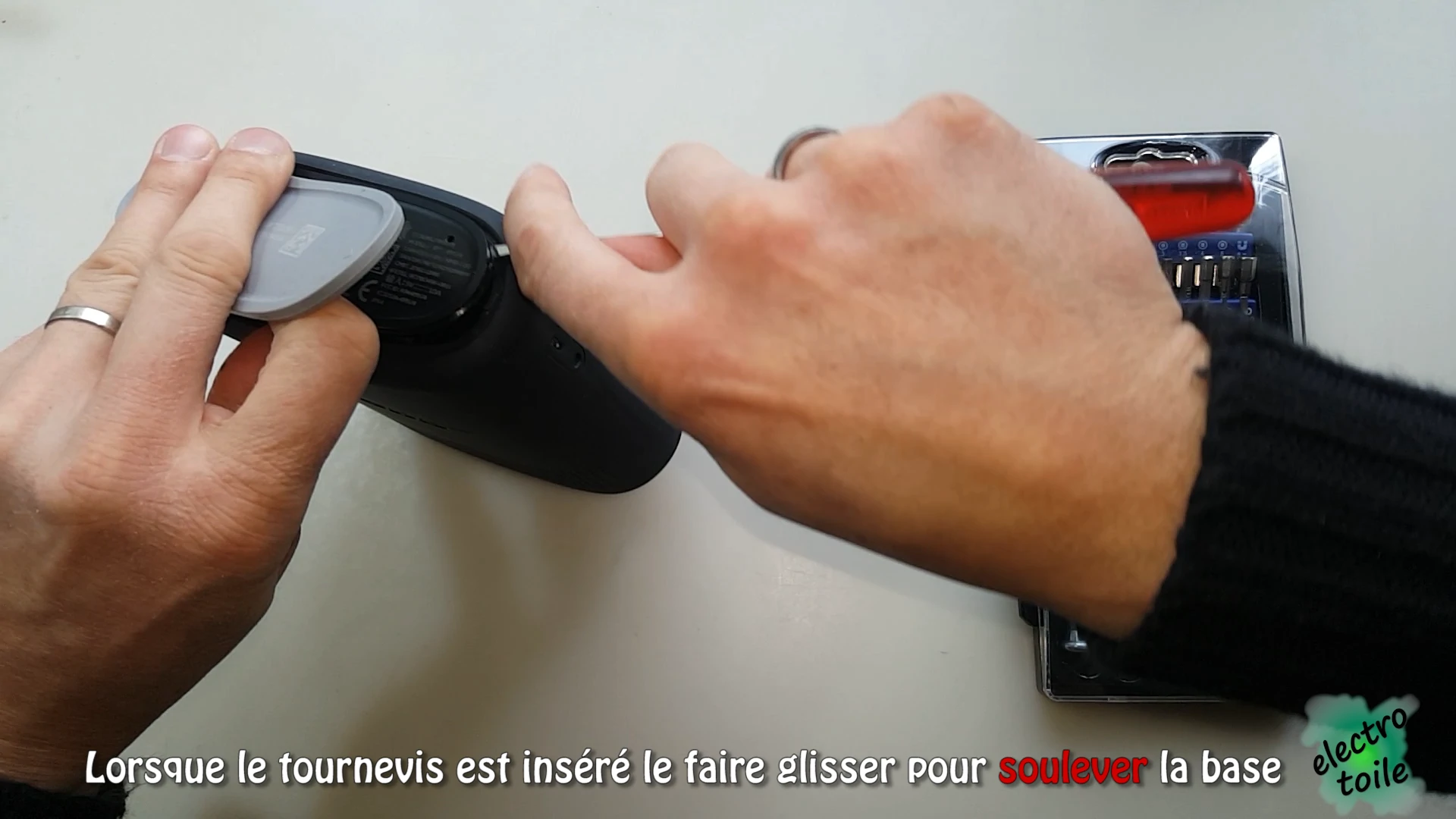 Déclipser le socle inférieur de l'enceinte Bose