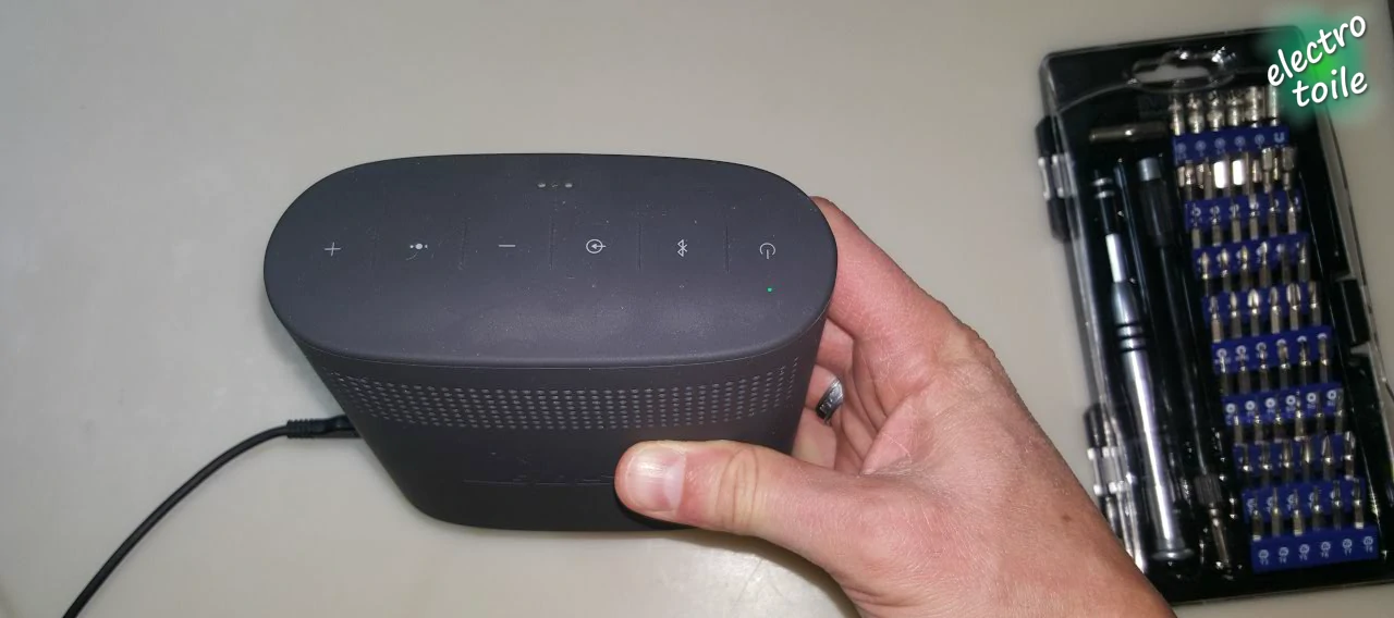 Branchement de l'enceinte sur le port micro USB pour la recharger