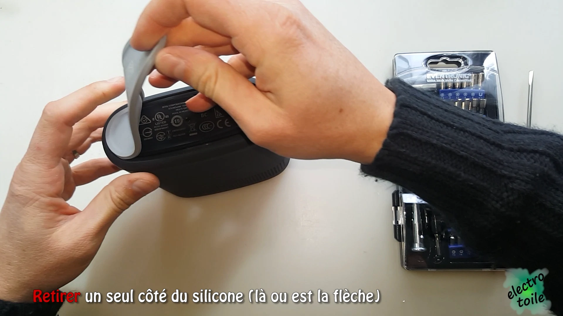 Soulever le silicone inférieur de l'enceinte soundlink color II