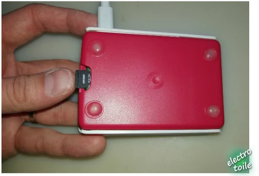 Insérer la micro SD dans la raspberry Pi