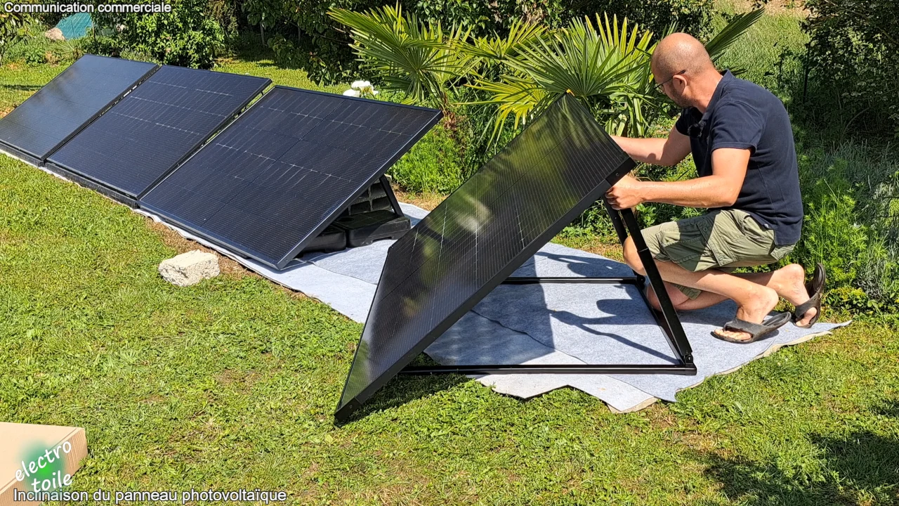 Image d'une personne qui incline la station solaire pour l'adapter à la position du soleil dans le ciel