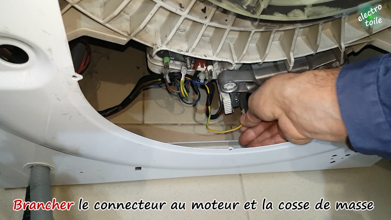 brancher la cosse de masse et le connecteur d'alimentation du moteur