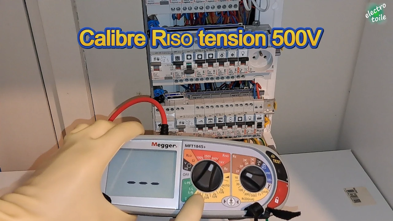 comment utiliser un contrôleur d'installation afin de détecter un défaut d'isolement ?
