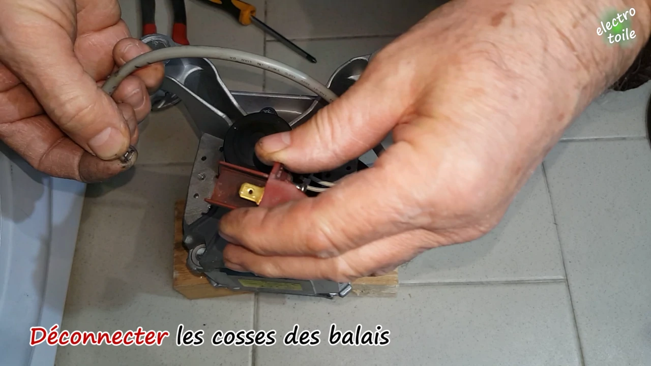 retirer la fiche d'alimentation du balais