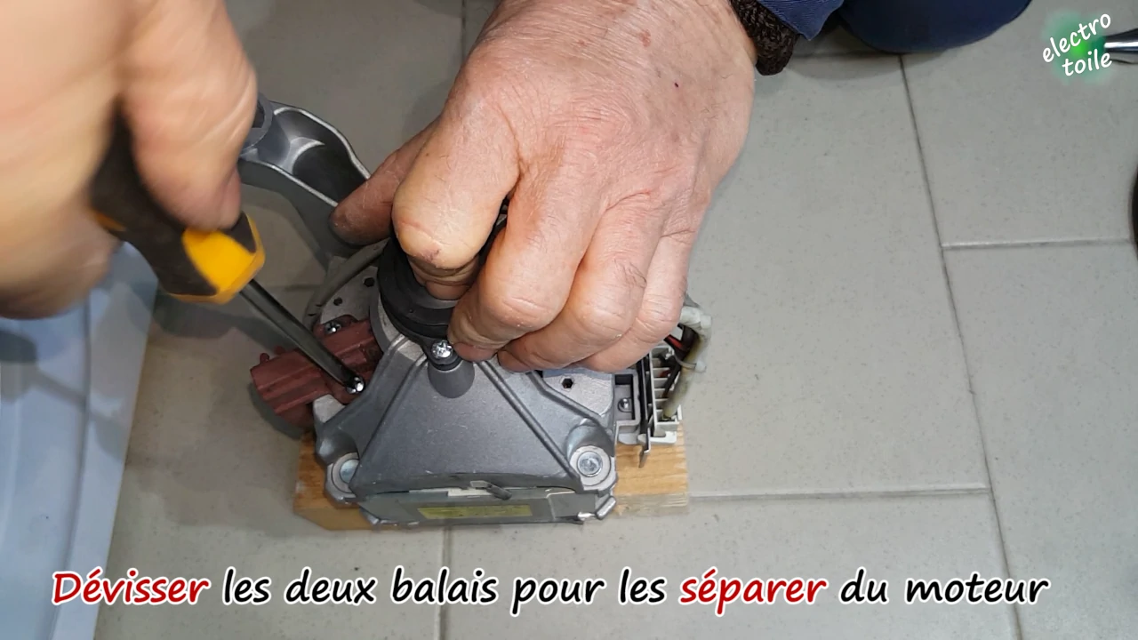 devisser le balais afin de le séparer du moteur
