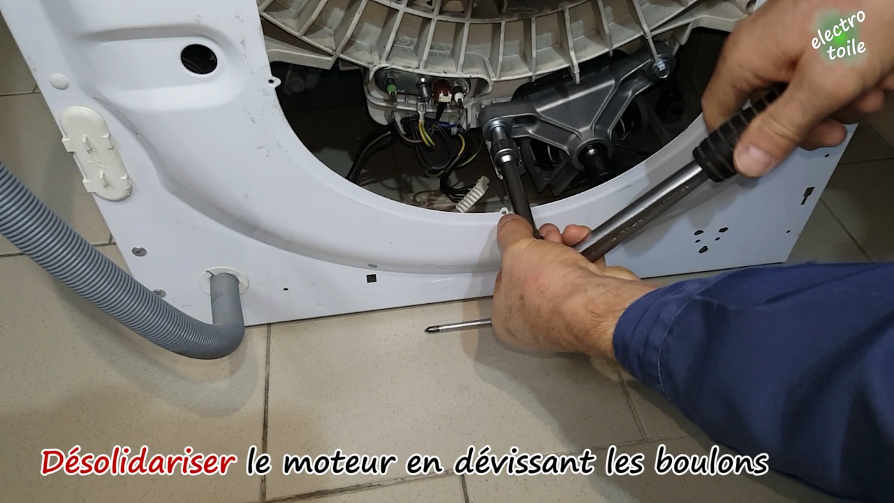 devisser les boulons de fixation du moteur du lave-linge