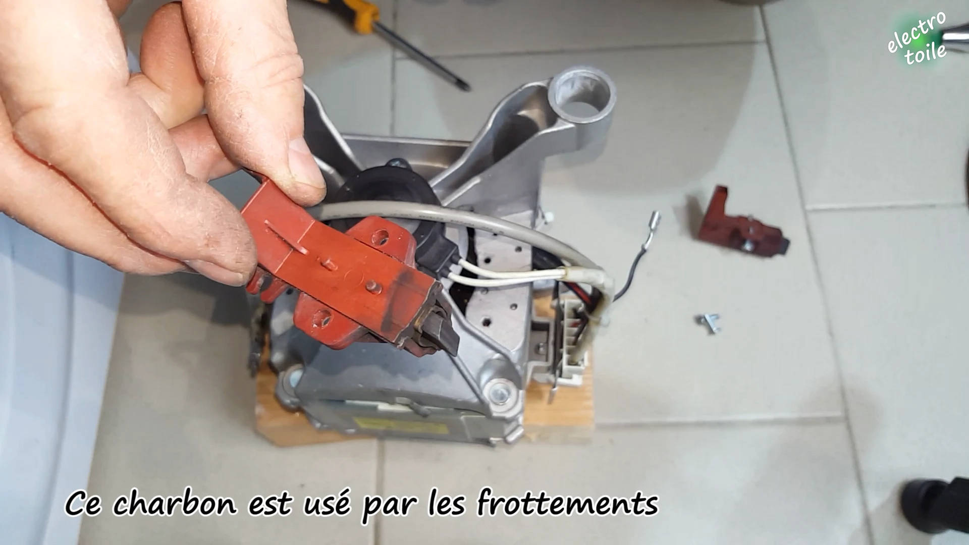 un charbon trop court est usé, il doit être changé