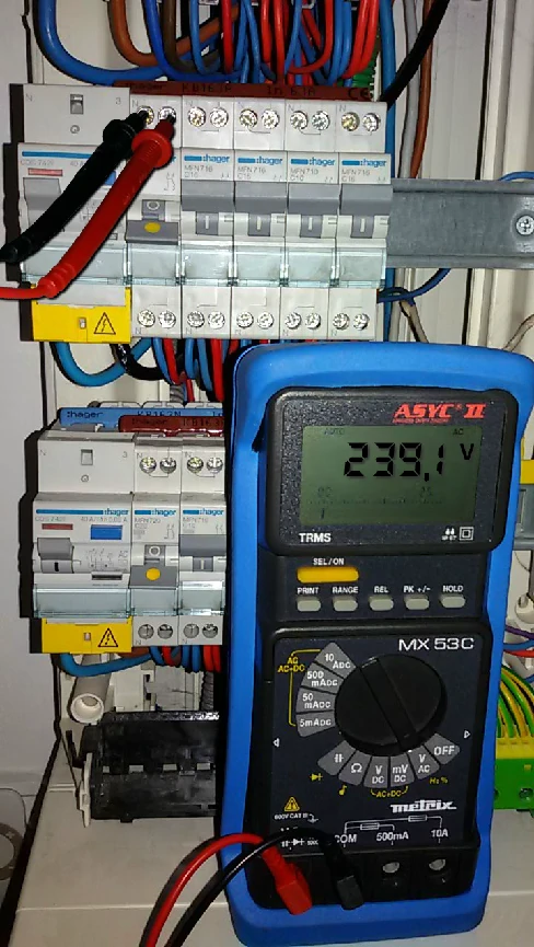 maintenance au voltmètre et mesure de tension