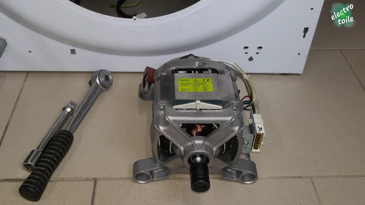 le moteur de la machine à laver est accessible