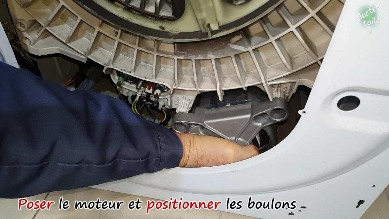 positionner le moteur sur le chassis de la machine à laver