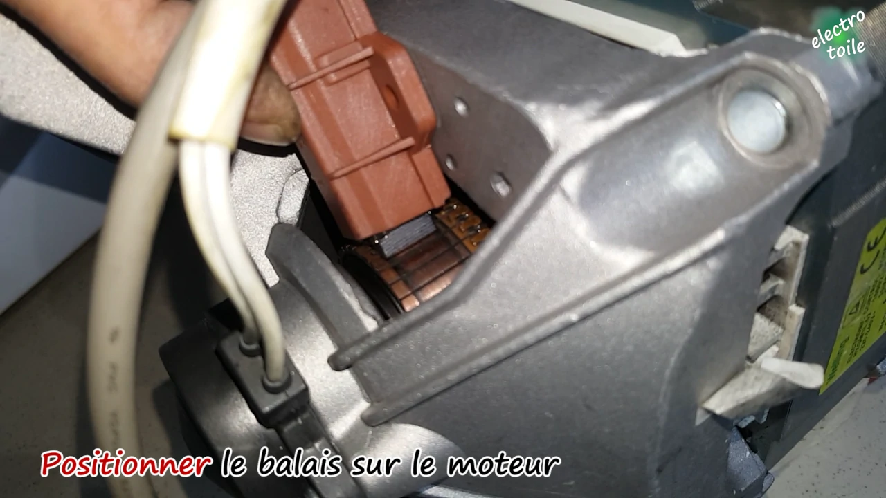 positionner le nouveau charbon sur le moteur du lave-linge