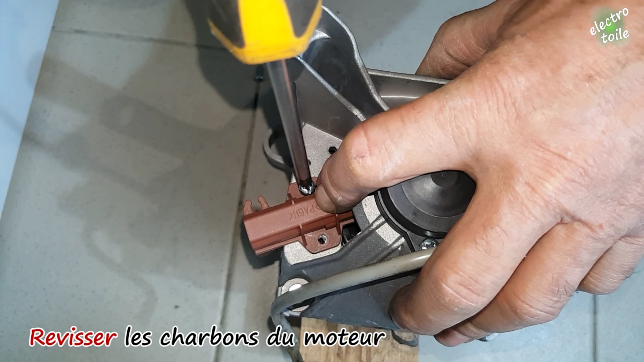 visser les balais de charbon sur le moteur du lave-linge